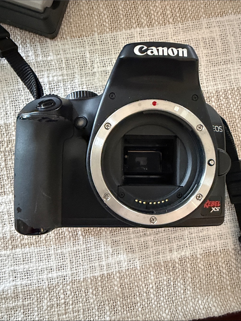 Canon DSLR Camera Kit with Black Body and Black Lenses - Picture 7 of 12